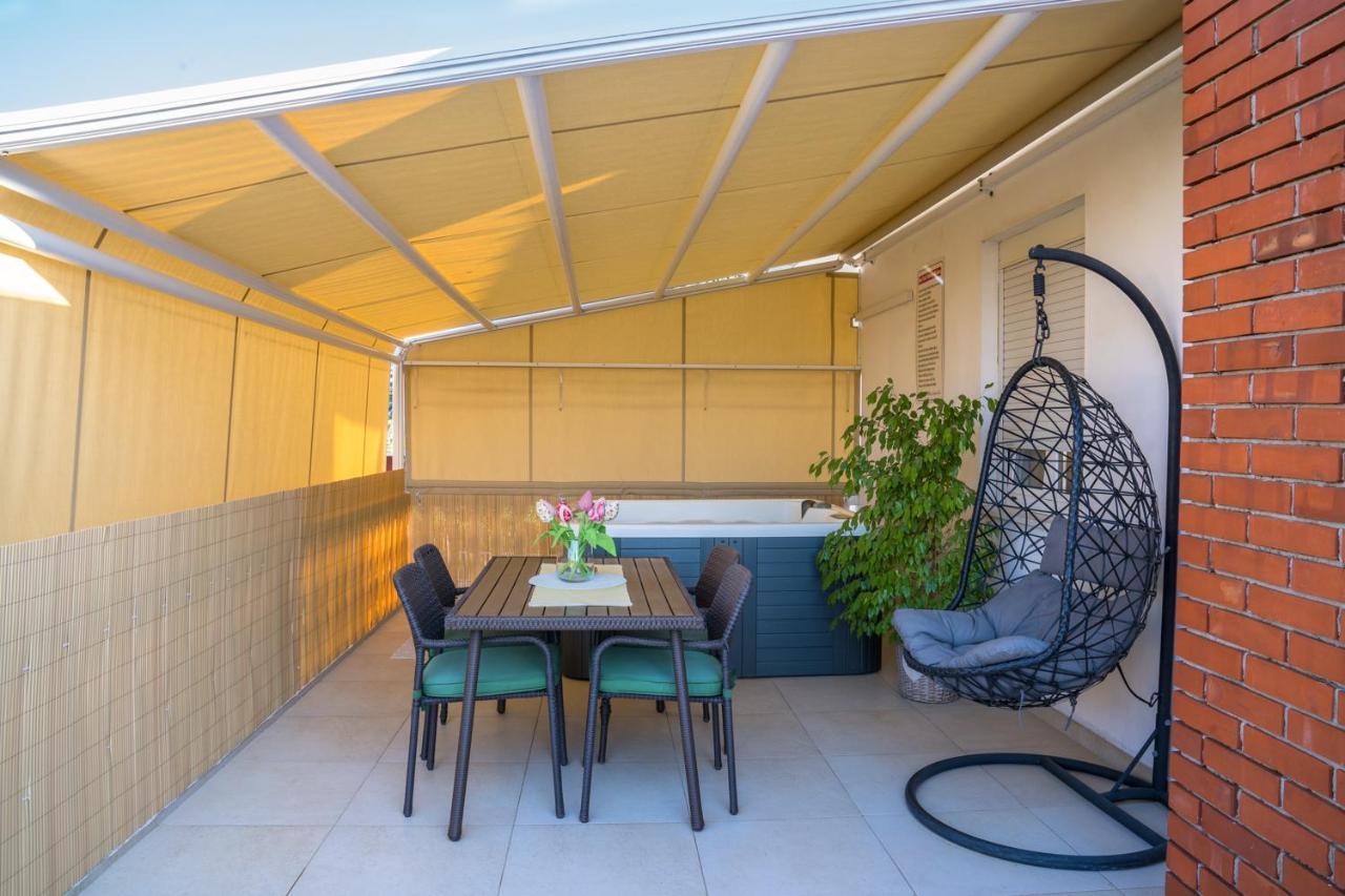 Apartment Paula With Private Jacuzzi And Parking- Near The Beach Zadar Eksteriør billede