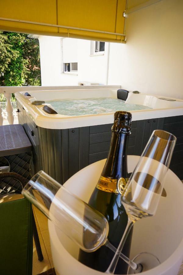 Apartment Paula With Private Jacuzzi And Parking- Near The Beach Zadar Eksteriør billede