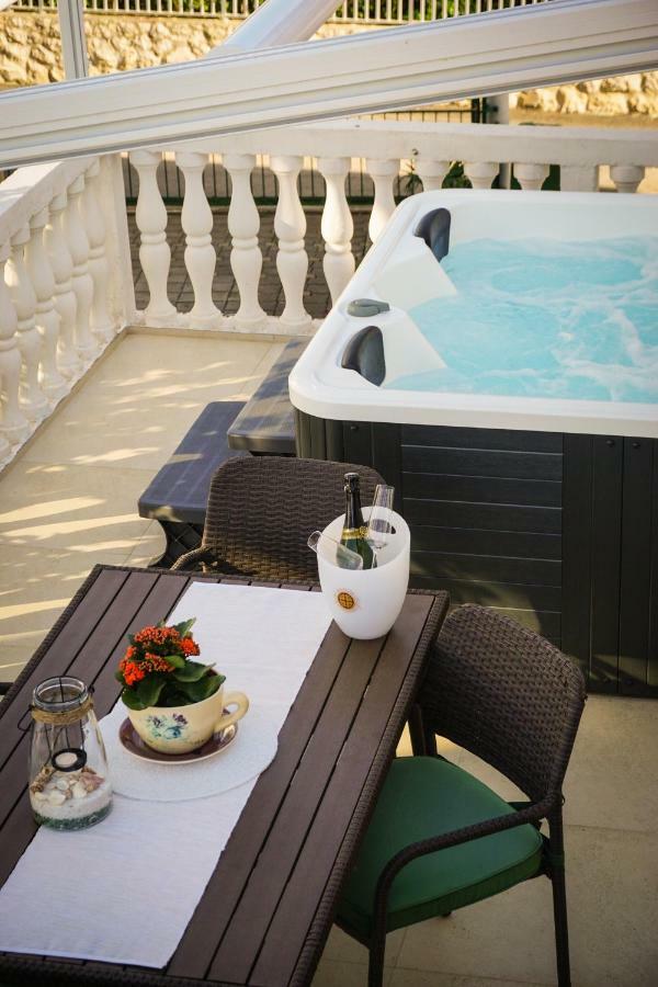 Apartment Paula With Private Jacuzzi And Parking- Near The Beach Zadar Eksteriør billede